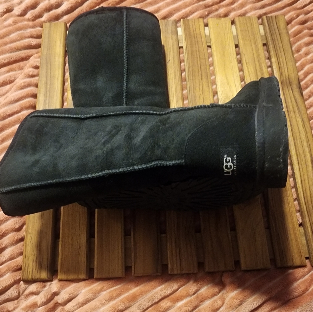 UGG BOOTS - Picture 2 of 3